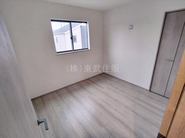 【洋室】 | 川越市砂久保　全１棟 | 2階北側4.87帖洋室　テレワークや趣味のお部屋にいかがでしょうか