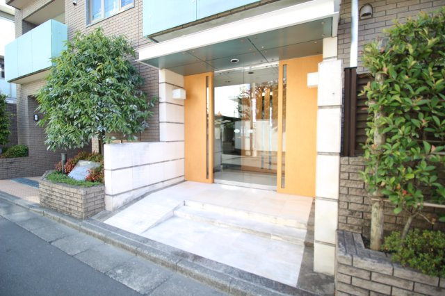 ファミールグラン神宮前のエントランス