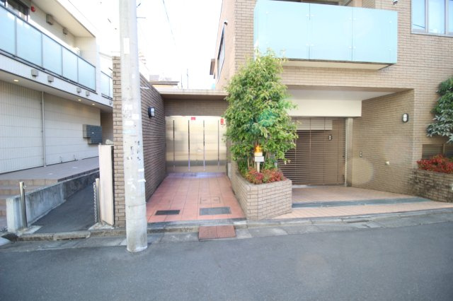 ファミールグラン神宮前のエントランス