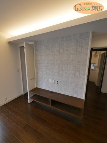 【内装】 | 加古川市志方町横大路　中古戸建 | リビングのテレビ台です。壁掛けができるよう補強しております。