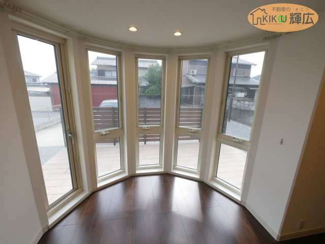 【その他】 | 加古川市志方町横大路　中古戸建 | 優れたデザイン性の出窓です。