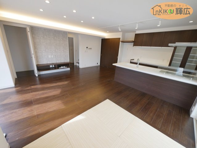 【居間・リビング】 | 加古川市志方町横大路　中古戸建 | お洒落な間接照明が心を落ち着かせてくれます。