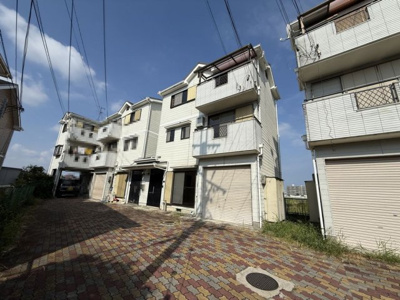 【前面道路含む現地写真】 | 和泉市一条院町テラスハウス | 外観です。東側より撮影しました。