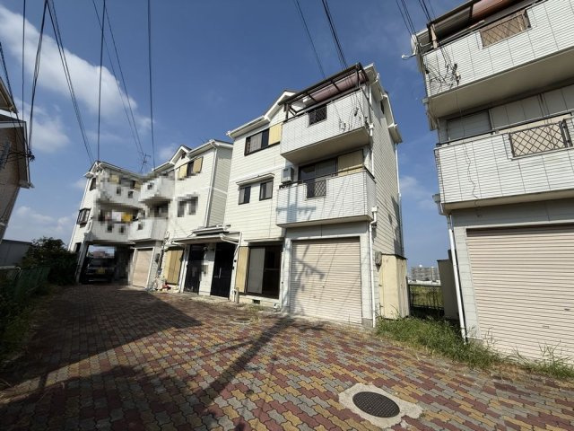 【前面道路含む現地写真】 | 和泉市一条院町テラスハウス | 外観です。東側より撮影しました。