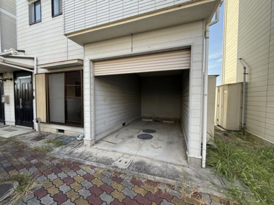 【駐車場】 | 和泉市一条院町テラスハウス | １階のシャッター付き駐車場です！