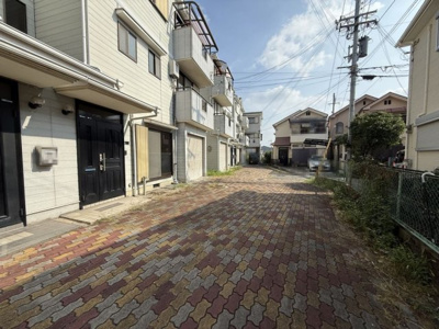 【その他】 | 和泉市一条院町テラスハウス | 前面通路部分を含む外観です。西側より撮影しました。