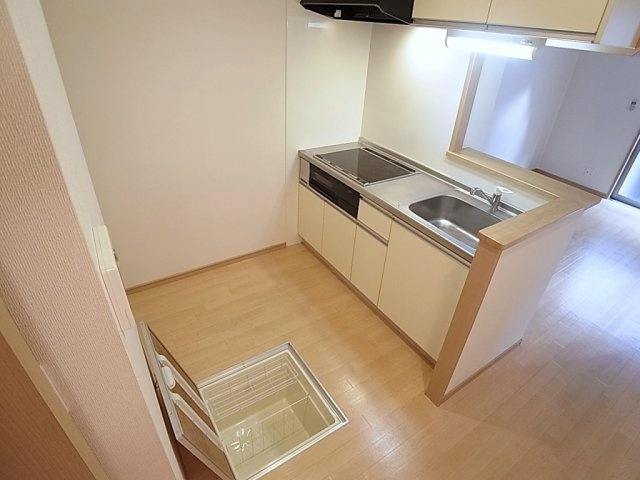 プロヴァンス壱番館のキッチン|３口ＩＨコンロシステムカウンターキッチングリル付き