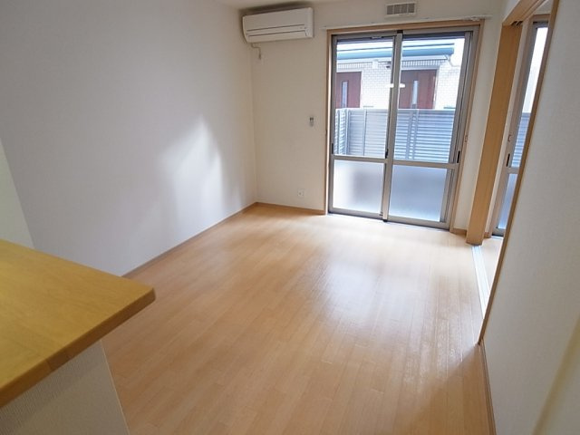 プロヴァンス壱番館の居間・リビング|光沢のある綺麗なリビング