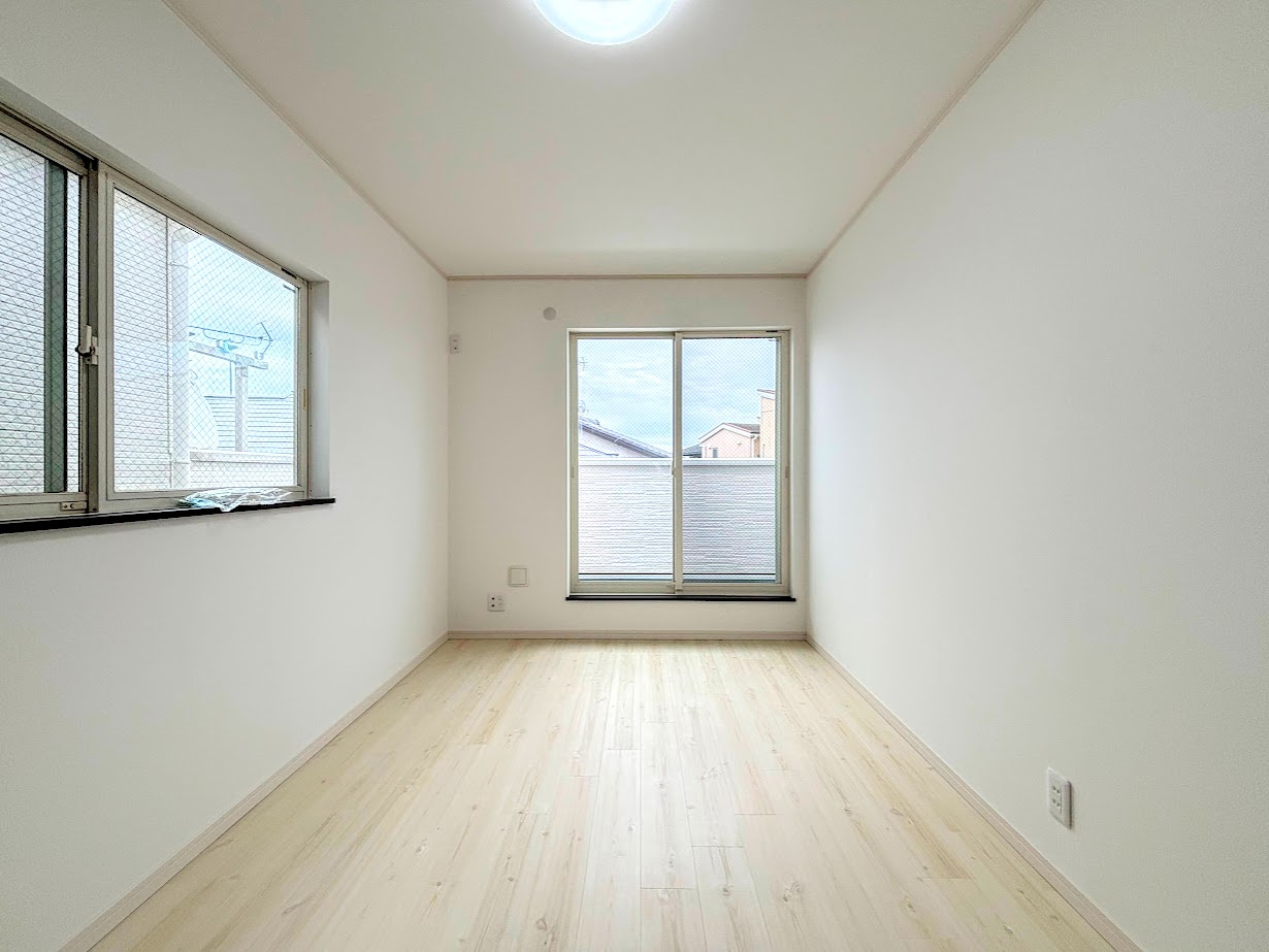 保土ヶ谷区権太坂3丁目　中古戸建ての洋室|◆柔らかい陽光が差し込む明るいお部屋を演出する設計。彩光の取れる窓が気持ちの良いお部屋を創り上げます。
