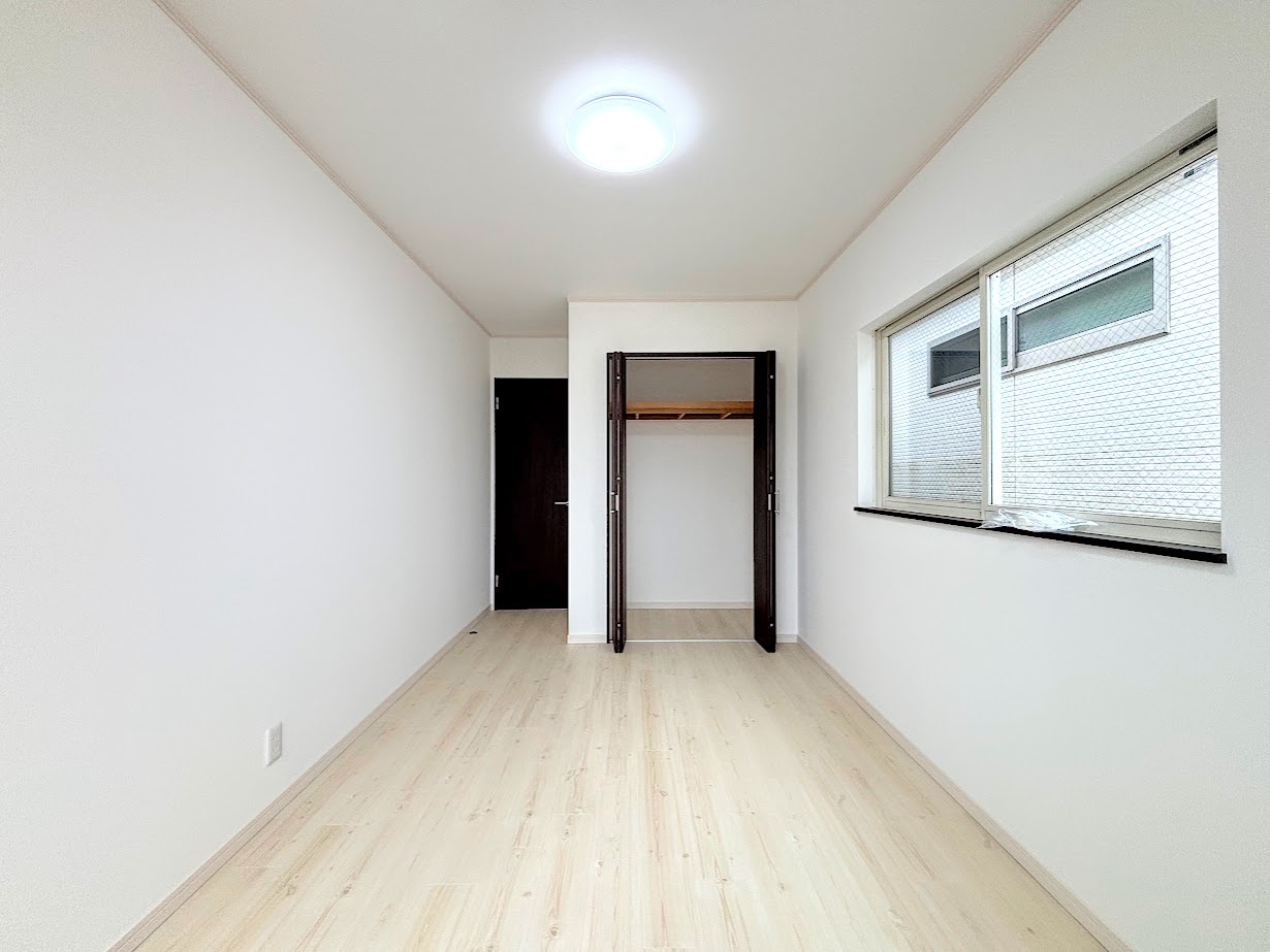 保土ヶ谷区権太坂3丁目　中古戸建ての洋室|◆子どものスタディ空間として、あるいは書斎やホビールームとして生活スタイルに合わせて使えるプライベートルーム。居心地のいい落ち着いたインテリアが似合います。
