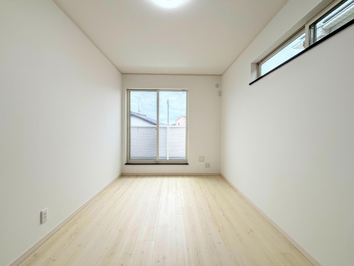 保土ヶ谷区権太坂3丁目　中古戸建てのその他|◆室内はいつも明るい印象なので気持ちの良い朝を迎えられます。各部屋にはクローゼットを完備しており、収納が多いお家はすっきりして快適空間です。
