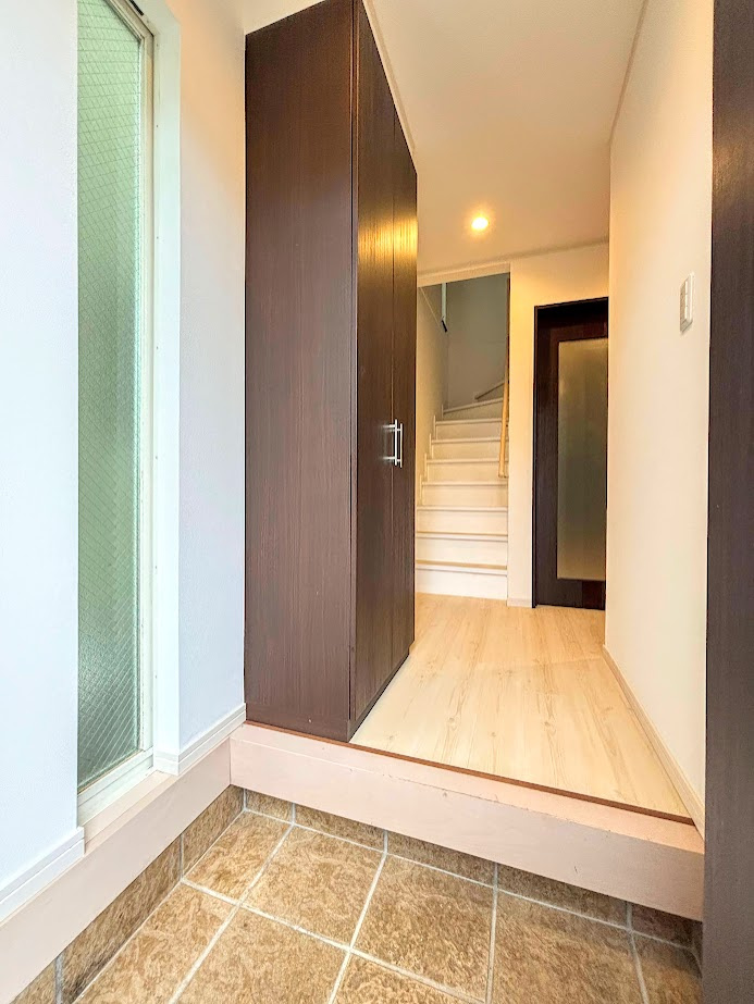 保土ヶ谷区権太坂3丁目　中古戸建ての玄関|◆明るい玄関です！散らかりやすい玄関もスッキリする大容量のシューズボックス付き。
