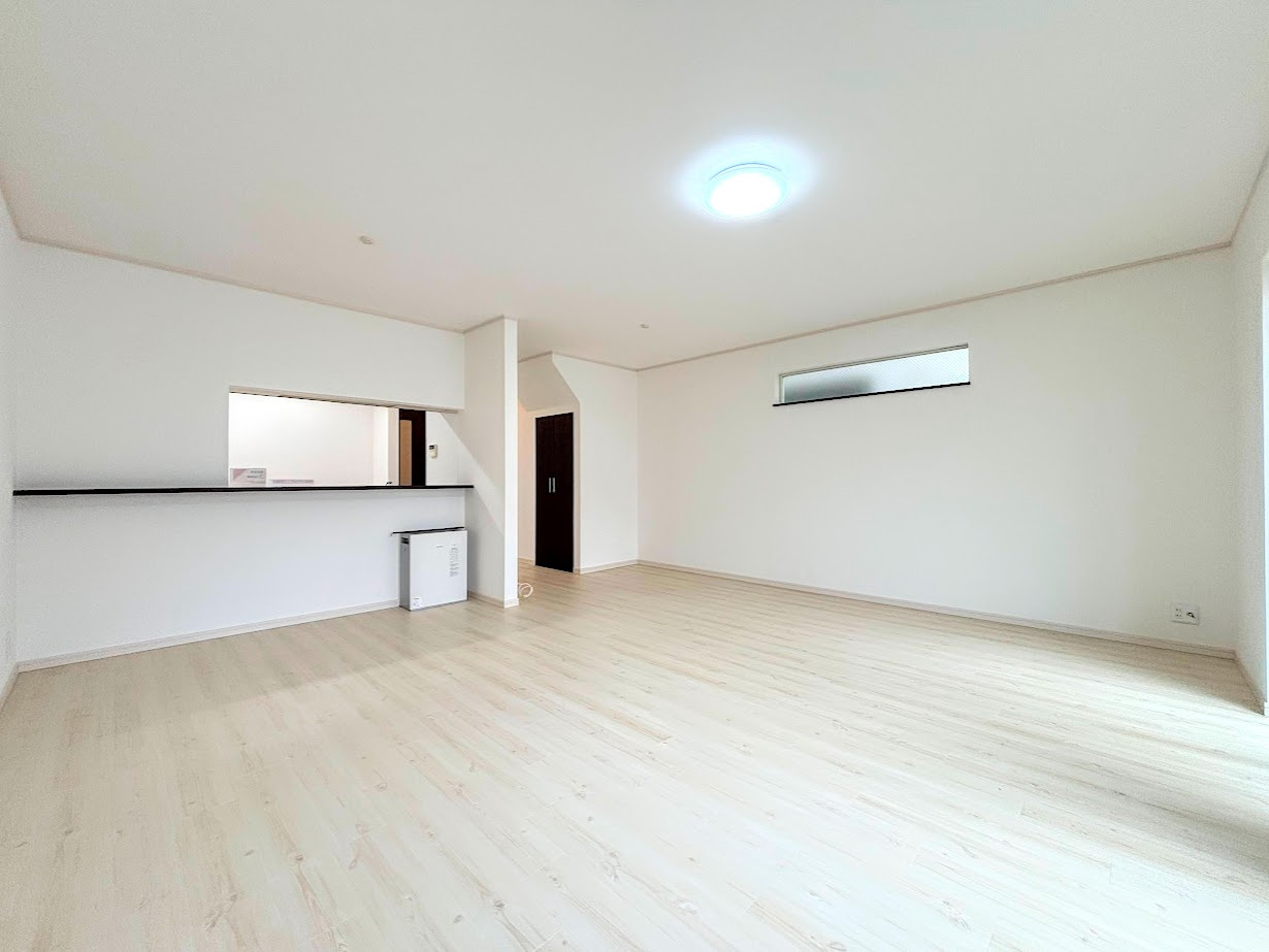 保土ヶ谷区権太坂3丁目　中古戸建ての居間・リビング|◆ご家族の会話がはずむ、開放的なＬＤＫです。休日はお陽さまの光をたっぷりととりこめるぽかぽかリビングで過ごしませんか？
