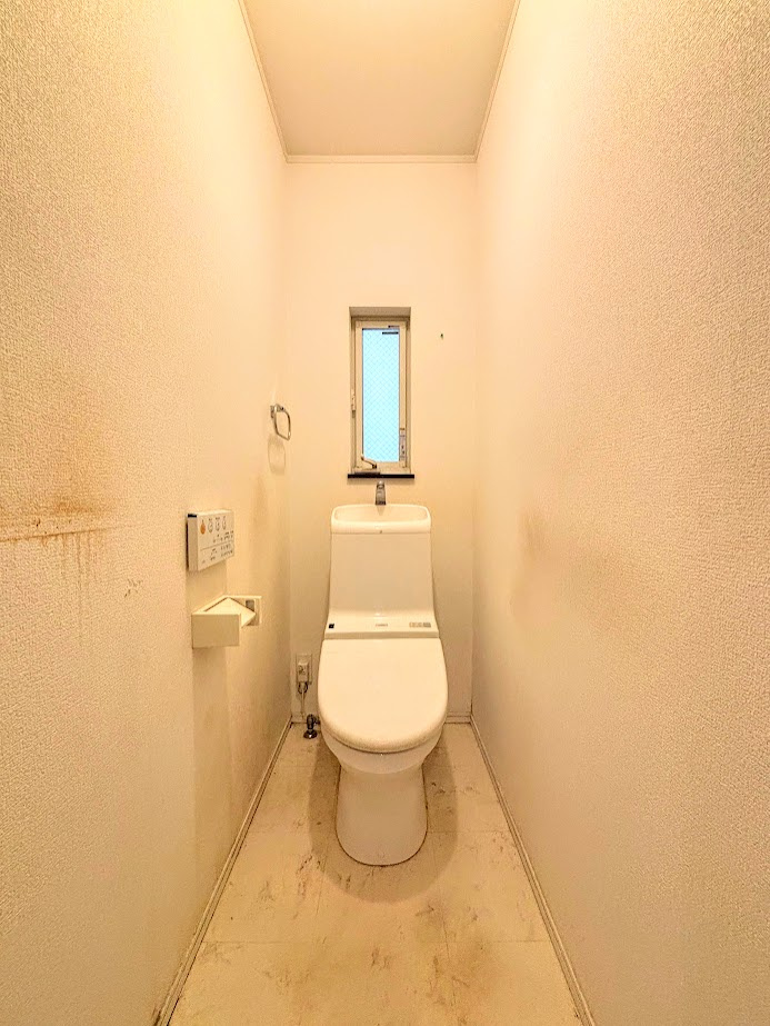 保土ヶ谷区権太坂3丁目　中古戸建てのトイレ|◆清潔感のある白を基調とした落ち着ける空間。小窓をもうけていますので、こもりやすい空気の入れ替えも簡単に行えますね！
