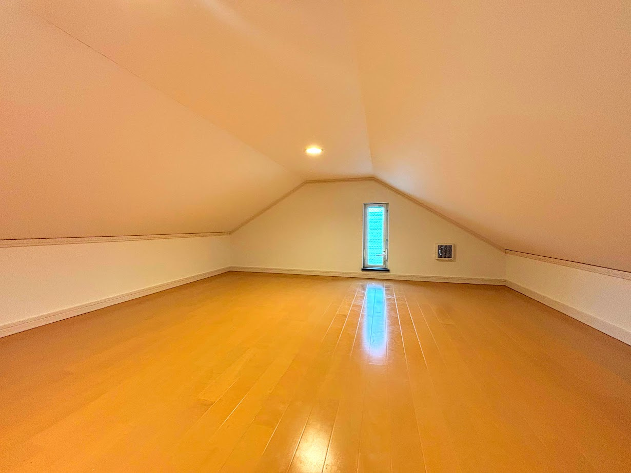 保土ヶ谷区権太坂3丁目　中古戸建ての収納|◆広々したロフトは窓付きで明るく、収納にはもちろん、お子様の遊び場、趣味のお部屋、ご主人の書斎など、多目的にお使いいただける便利な空間です。用途に合わせてお使い頂けます。
