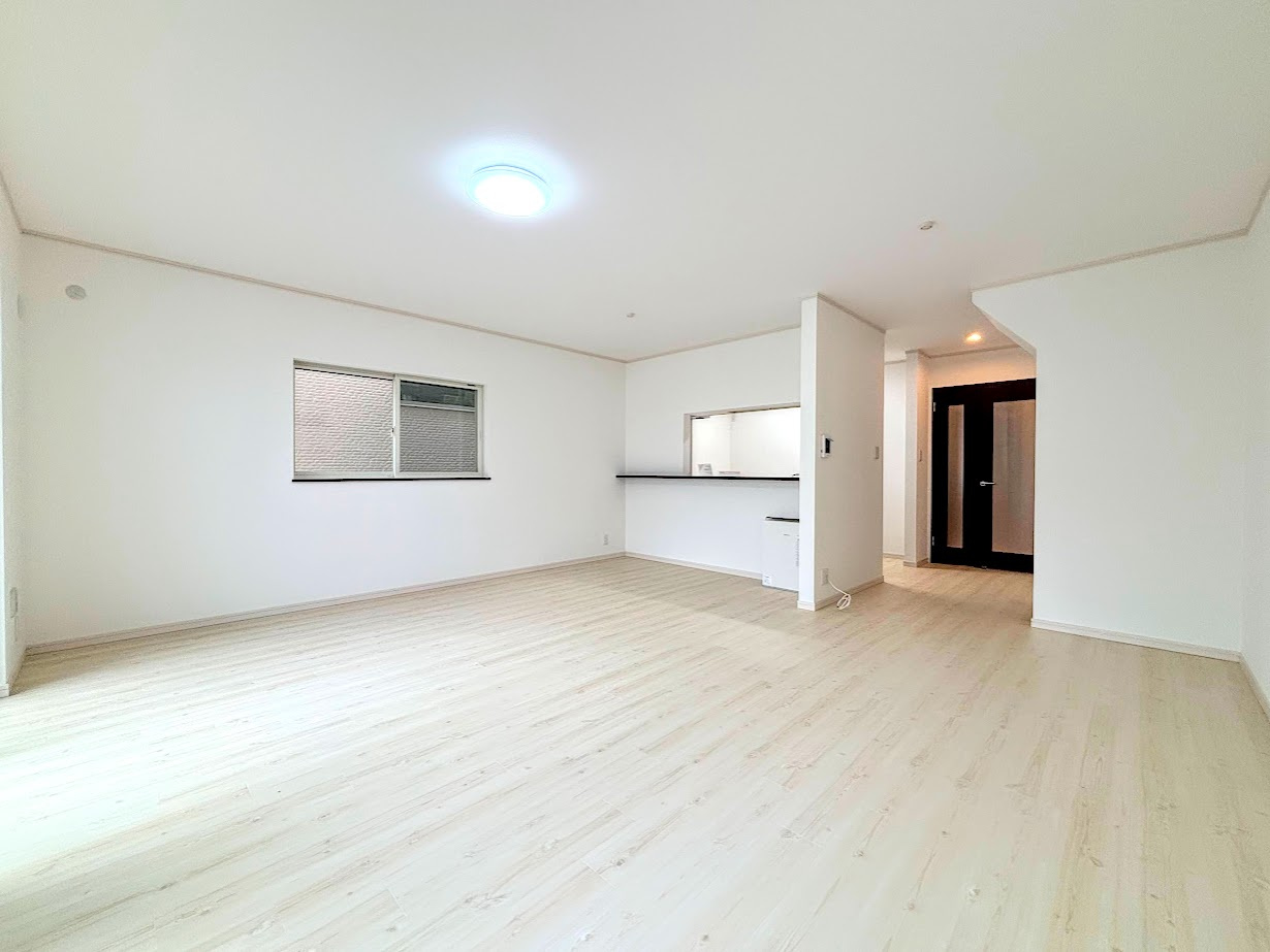 保土ヶ谷区権太坂3丁目　中古戸建ての居間・リビング|◆一家だんらんのスペースとなるＬＤＫ。窓から明るい光が差し込み、思わず家族の会話も弾む快適な空間。
