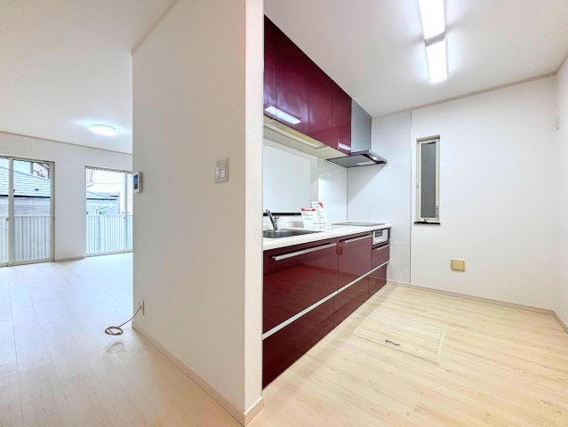 保土ヶ谷区権太坂3丁目　中古戸建てのキッチン|◆キッチンからダイニングやリビングが見渡せるキッチン。料理をしながら家族とコミュニケーションをとれるだけでなく、大きな開放感も得られることができます。
