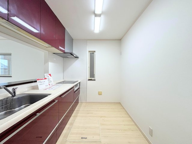 保土ヶ谷区権太坂3丁目　中古戸建てのキッチン|◆デザイン性と機能性を兼ね備えたキッチンです。リビングスペースとの一体感が生まれ、広々空間を演出してくれます。
