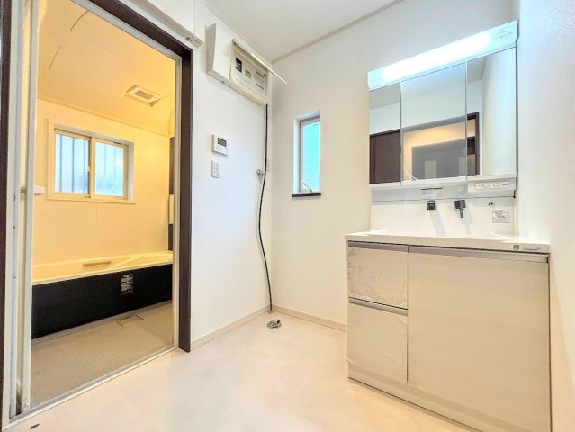 保土ヶ谷区権太坂3丁目　中古戸建ての独立洗面台|◆毎日使う場所だから、機能的で使いやすさに配慮したパウダールーム。すっきりと使えるように収納も豊富にご用意しています。
