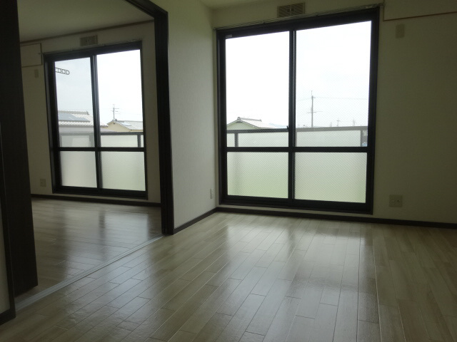 フォレストベイス広瀬 C棟の居間・リビング