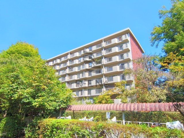 【外観】 | 西原グリーンハイツ　６号棟 | 敷地内に公園やテニスコートもあり、緑豊かな住環境です