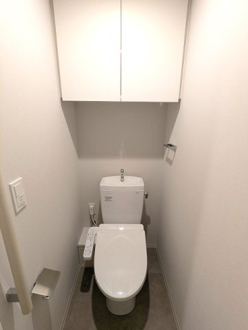 Urbanex新御徒町駅前のトイレ|洗面室と独立した温水洗浄便座です