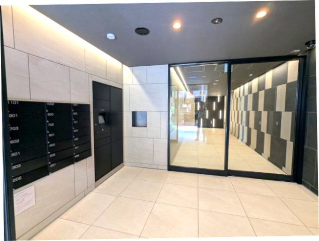 Urbanex新御徒町駅前の設備|瀟洒なエントランス、タッチキーのモニター付オートロックセキュリティ、宅配ボックス、防犯カメラ