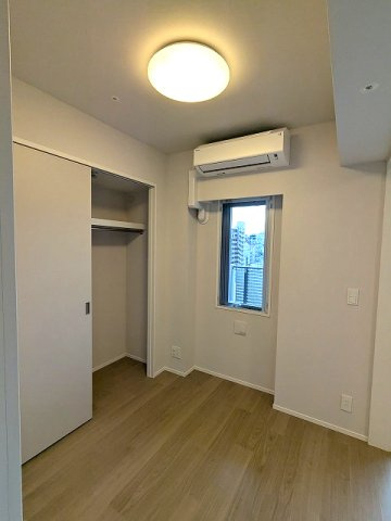 Urbanex新御徒町駅前の設備|3帖洋室、エアコン・照明・クローゼット付、クローゼットの扉は家具配置しやすいようにスライドドアです