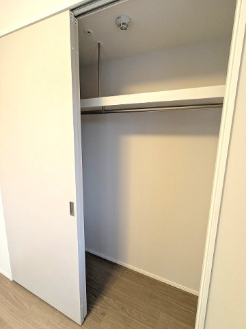 Urbanex新御徒町駅前の設備|3帖洋室のクローゼット、クローゼットの扉は家具配置しやすいようにスライドドアです