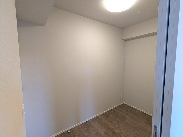 Urbanex新御徒町駅前の設備|2.8帖洋室、照明付き、リビングと3帖洋室からの2WAYです