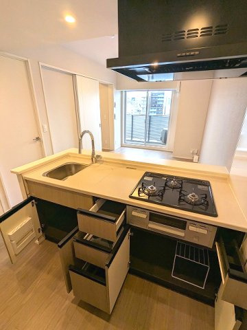 Urbanex新御徒町駅前の設備|グリル付ガス3口システムカウンターキッチン、瀟洒でお手入れ楽なガラストップコンロ、料理し易いシンクカバー付きです、シンク後ろに備付食器棚付きです