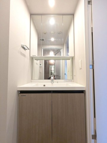 Urbanex新御徒町駅前の設備|トイレと独立した洗面室、三面鏡付ハンドシャワー付、鏡の後ろも収納です