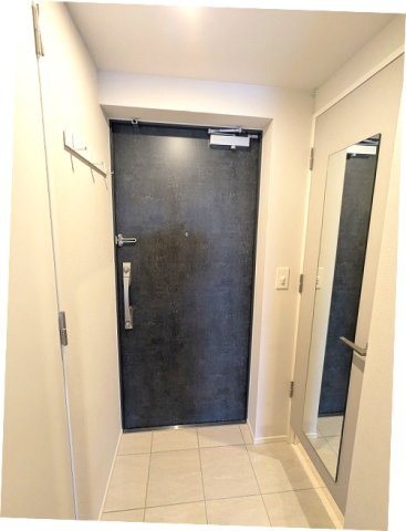 Urbanex新御徒町駅前の設備|ディンプルキーのダブルロックセキュリティ、シューズインクローゼット、人感センサー付玄関ライト、コートフック、姿見鏡付です