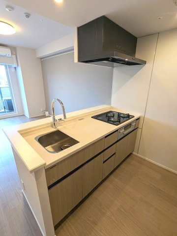 Urbanex新御徒町駅前のキッチン|グリル付ガス3口システムカウンターキッチン、瀟洒でお手入れ楽なガラストップコンロ、料理し易いシンクカバー付きです、シンク後ろに備付食器棚付きです