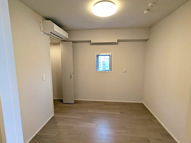 Urbanex新御徒町駅前の内装|5帖洋室、インターネット無料、エアコン・照明・ウォークインクローゼット付です