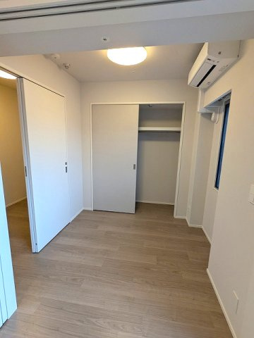 Urbanex新御徒町駅前の設備|3帖洋室、エアコン・照明・クローゼット付、クローゼットの扉は家具配置しやすいようにスライドドアです