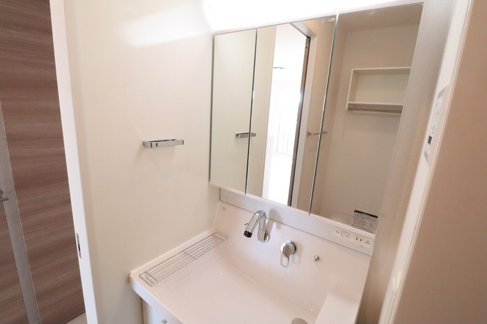 望|三面鏡になる洗面台