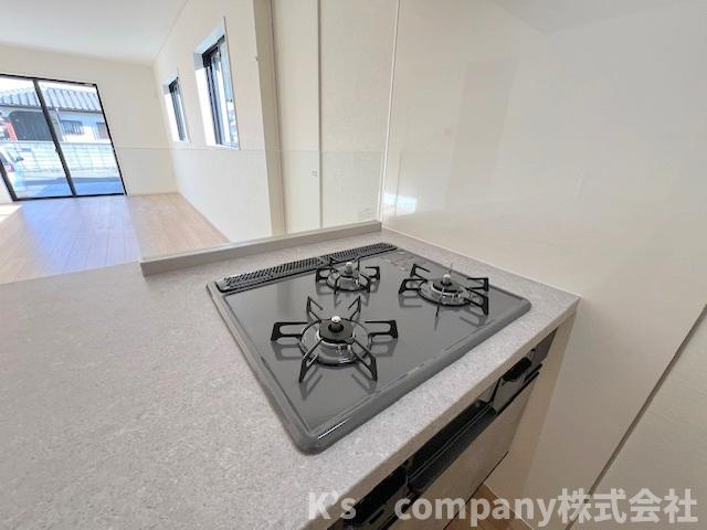 茅ヶ崎市旭が丘　新築戸建　3号棟のキッチン|三口ガスコンロでお料理の幅が広がります◇