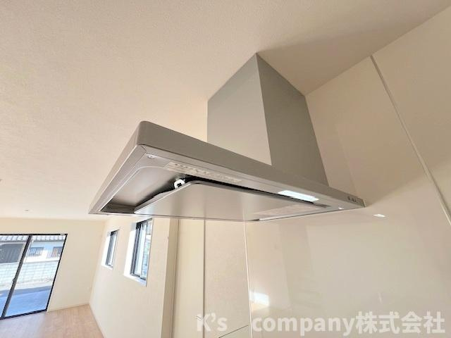茅ヶ崎市旭が丘　新築戸建　3号棟のキッチン|お手入れのしやすいスリムタイプのレンジフード◇