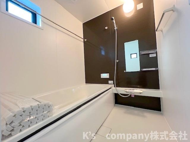 茅ヶ崎市旭が丘　新築戸建　3号棟の浴室|濃い色調のアクセントパネルが引き締まった印象の浴室スペース◇