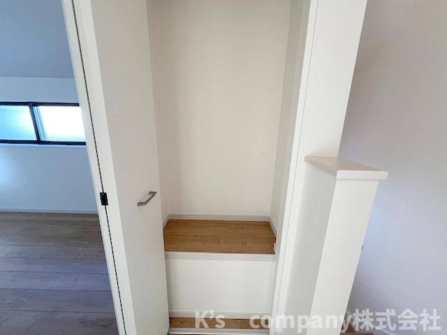 茅ヶ崎市旭が丘　新築戸建　3号棟の収納|2階の階段ホールにある収納スペース◇