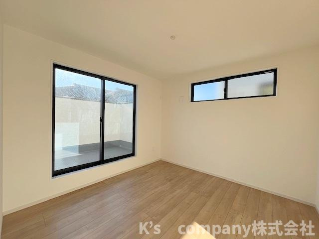 茅ヶ崎市旭が丘　新築戸建　3号棟の寝室|洋室8.2帖◇バルコニーに出入りできるお部屋で主寝室におすすめです◇