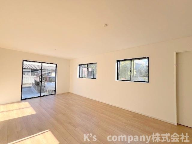 茅ヶ崎市旭が丘　新築戸建　3号棟の居間・リビング|ゆとりのある広さの19.6帖◇明るい日差しが降り注ぎます◇