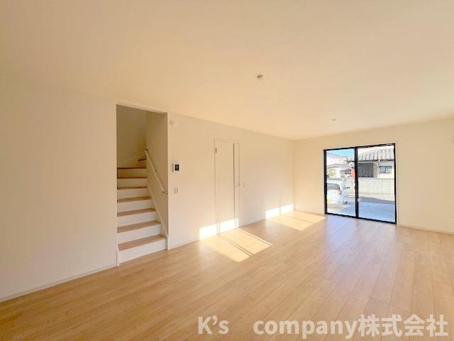 茅ヶ崎市旭が丘　新築戸建　3号棟の居間・リビング|ご家族とのコミュニケーションが取りやすいリビング階段♪