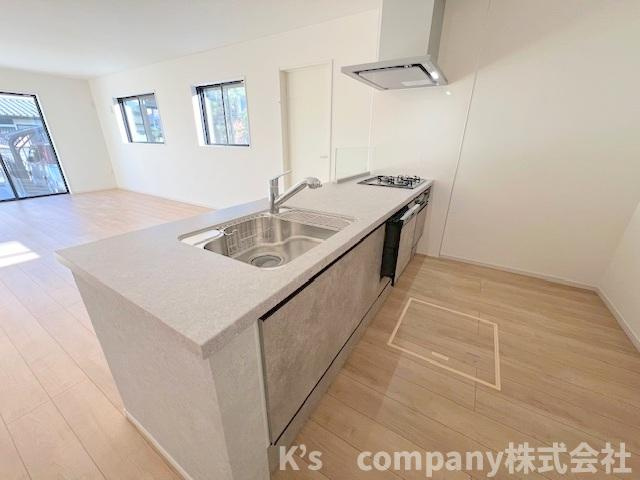 茅ヶ崎市旭が丘　新築戸建　3号棟のキッチン|淡いグレーの優しい色合いのシステムキッチン☆