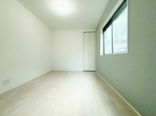 和光市白子3丁目の洋室|1階6.37帖洋室
2面開口の明るく快適なお部屋です
空間を華やかに演出するアクセントクロスを施してます