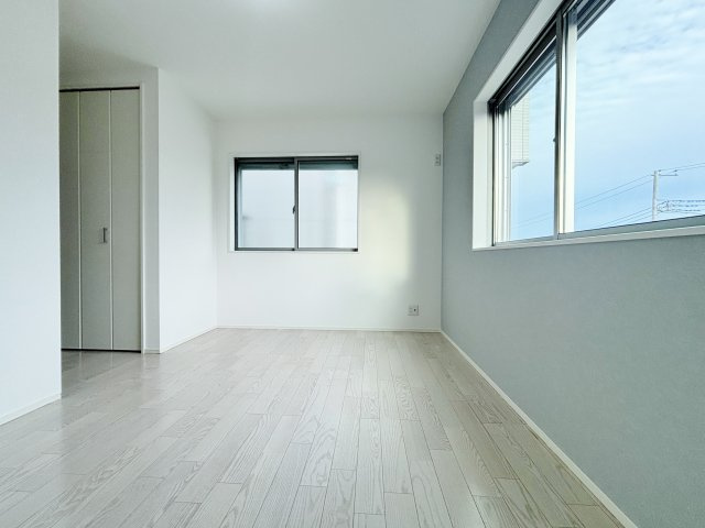 和光市白子3丁目の洋室|1階7帖洋室
2面開口の明るく快適なお部屋です
空間を華やかに演出するアクセントクロスを施してます