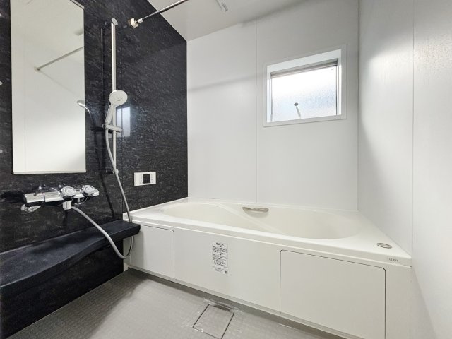 和光市白子3丁目の浴室|落ち着いた色合いの浴室
一坪タイプの浴室は足を伸ばしてゆっくりバスタイムを楽しめます
浴室換気乾燥機が標準装備です