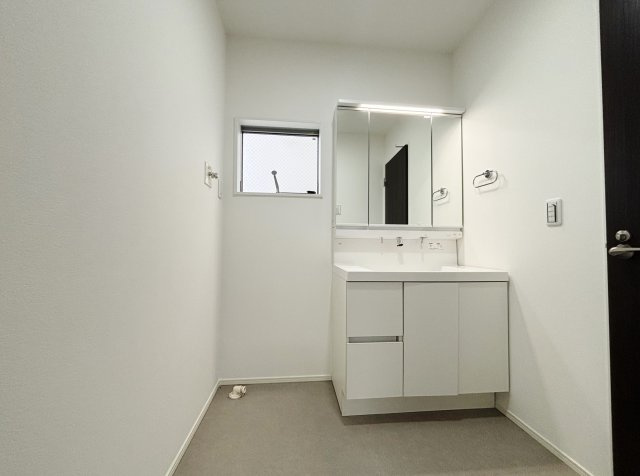 和光市白子3丁目の独立洗面台|使いやすい三面鏡の洗面台
鏡裏やベースキャビネットなど収納が豊富なので水回りをキレイにお使い頂けます