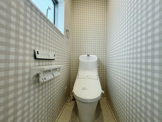 和光市白子3丁目のトイレ|小窓を設けた明るく衛生的なトイレ
トイレは1階、2階それぞれに設置しているので忙しい朝にも便利です